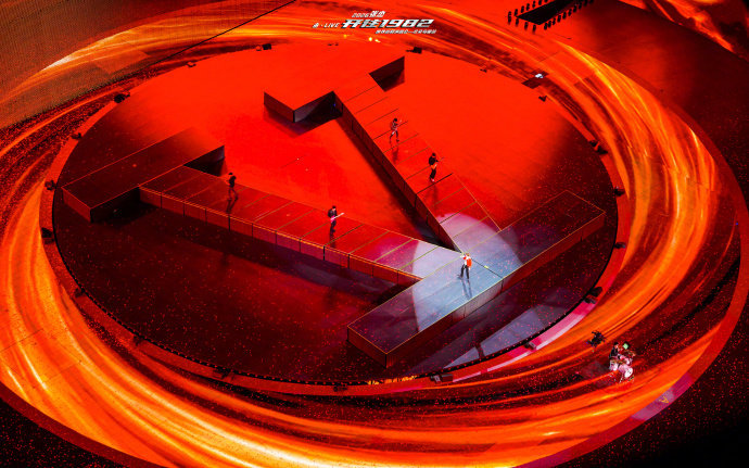 张杰演唱会已经NextLevel了内娱首个无顶棚无柱子体育场四面台，顶级音响！顶