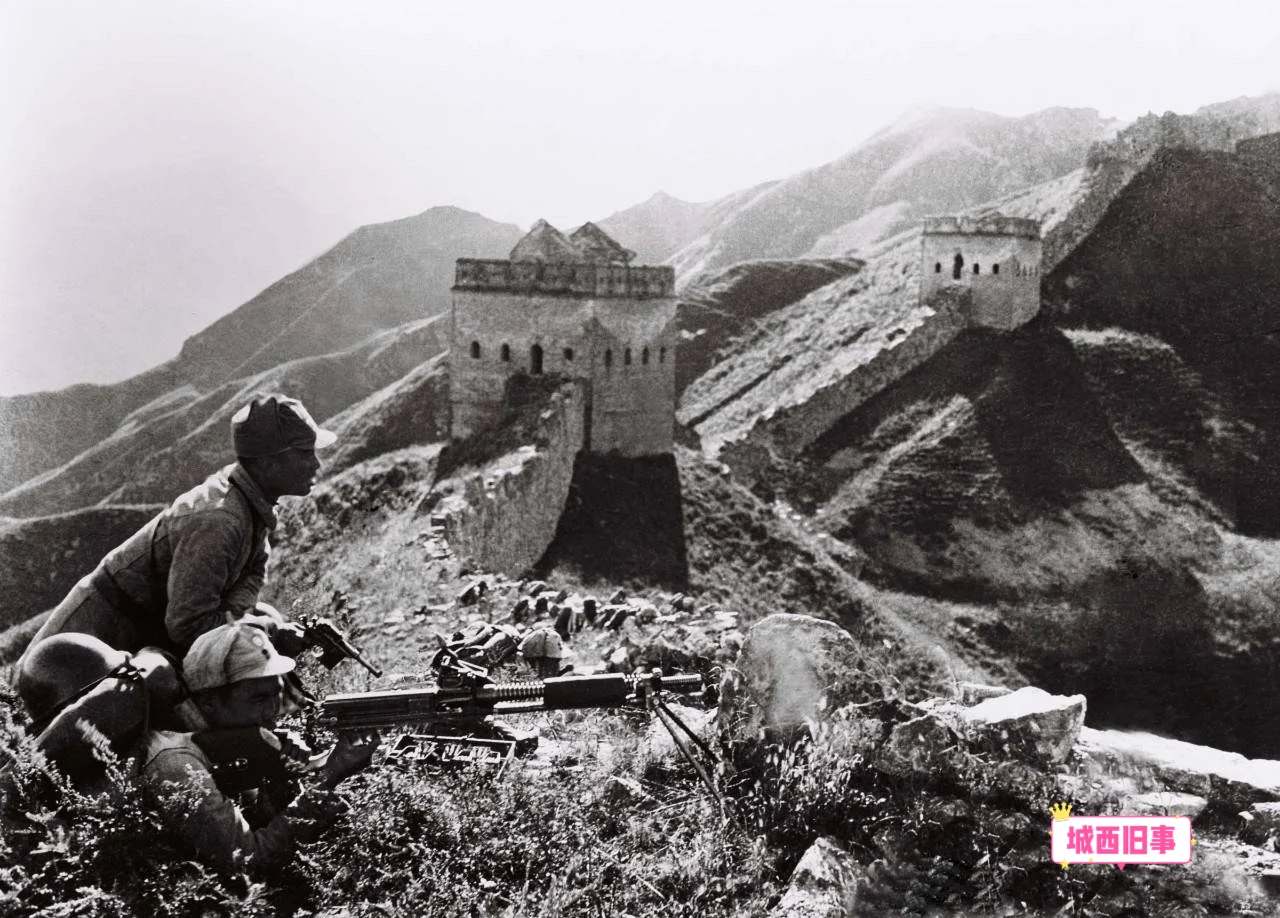 1933年，长城抗战时期，国军士兵在长城附近作战时的照片，当时的日本在...