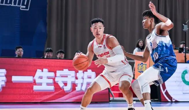 今年不想看广东队的，可以直接看深圳队！
昨天拿下新疆队以后，深圳队已经十连胜了，