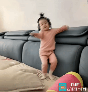 音乐好似在身上血液中流荡，自然而舒展，此时此刻，小女孩用舞蹈诠释的明明白白。
有