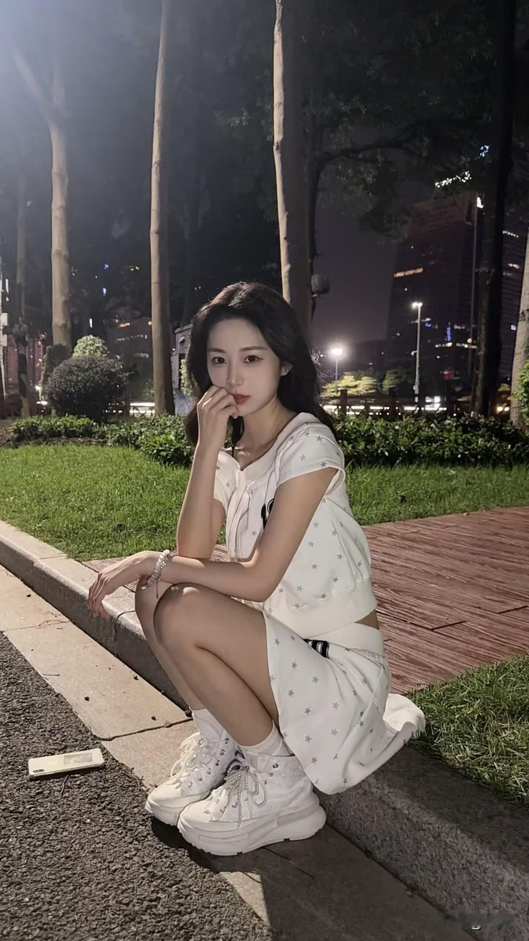 跑步🏃🏻‍♂️时她就这样坐在马路牙子上，跑完步她还坐在这里，都没挪动地方。夜