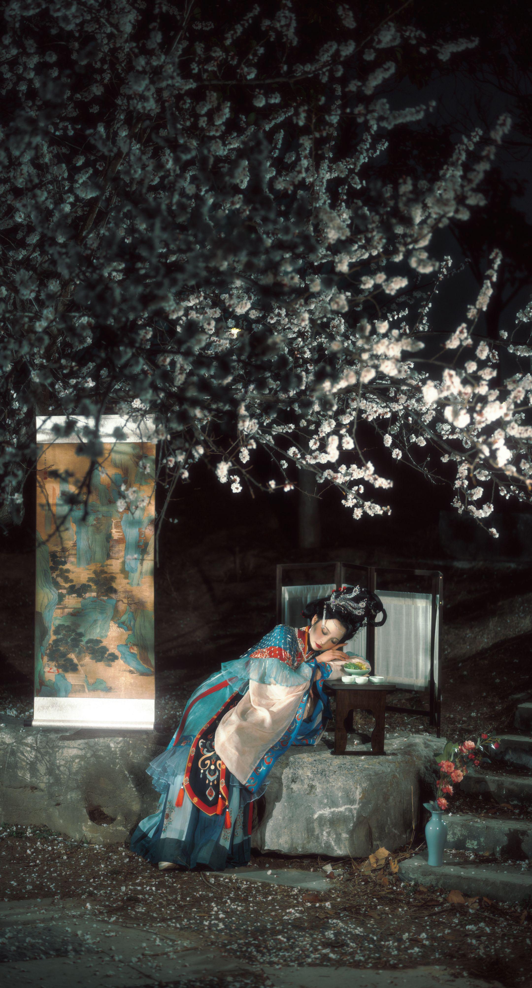 万物皆静，唯花香不肯眠。