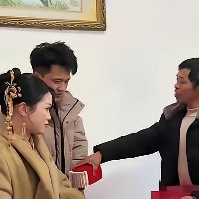 破防！心疼啊，继女出嫁云南远嫁安徽，出嫁当日，继父将新郎下的彩礼钱10万块钱，一