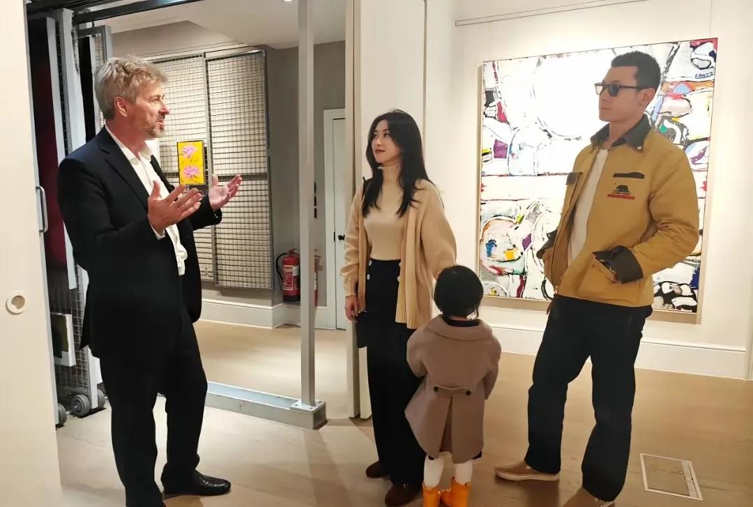 朱珠一家三口又同框了
有人说，感觉她老公都不赚钱
一家三口全靠他赚钱……

有人