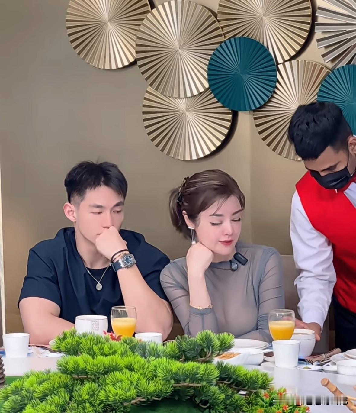 于文红和小男友在一起吃饭，相差30岁，居然看不出来有年龄差，而且据说还能生个孩子