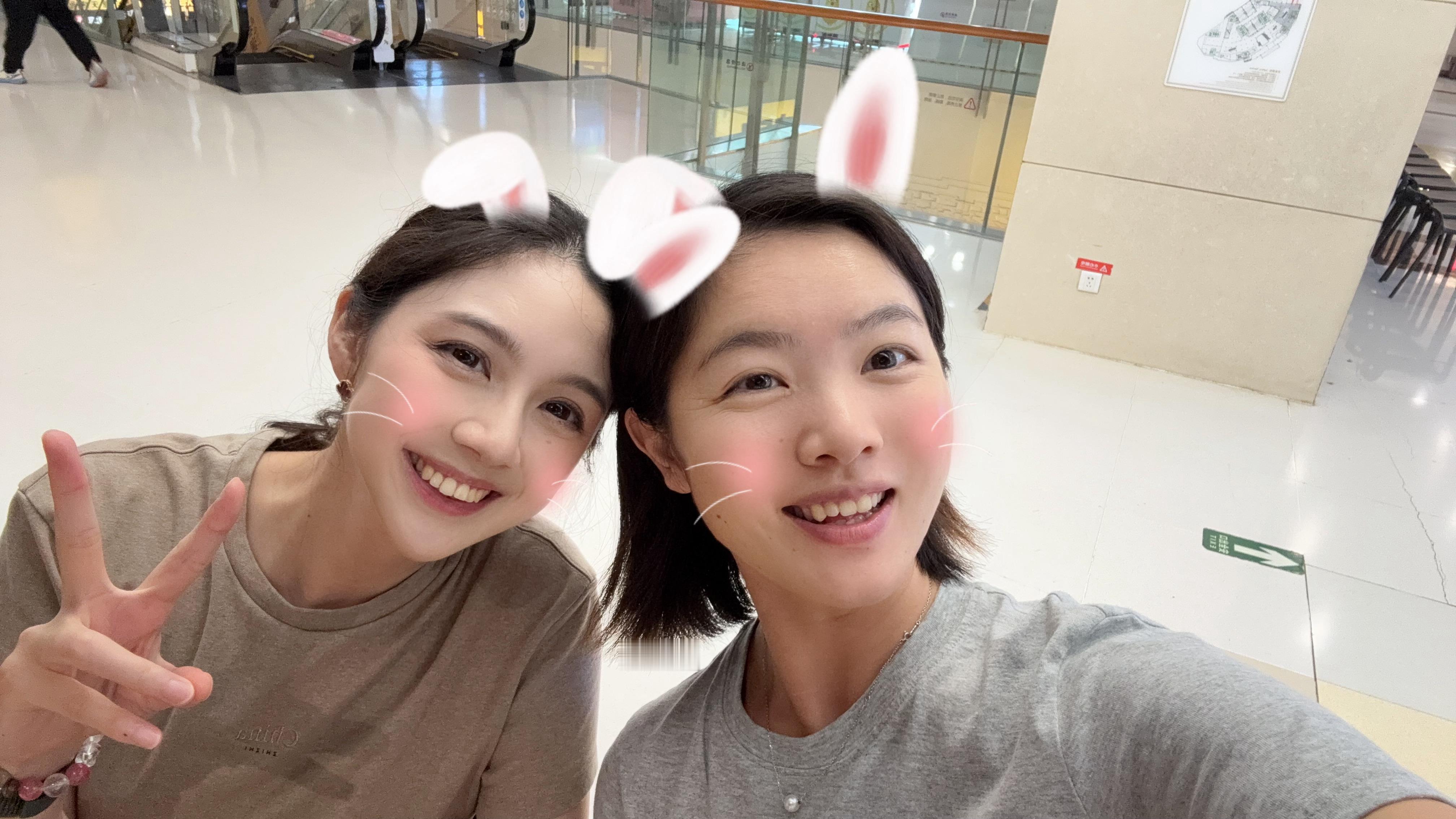 青青来工作室做客我寻思开可爱漂亮的小mini带她出去吃个好吃的然后我自己开车，走
