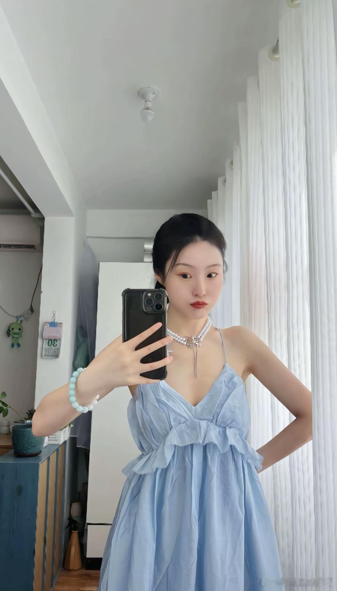 自拍[超话] 美少女自拍美女精彩人像[超话] ​​​