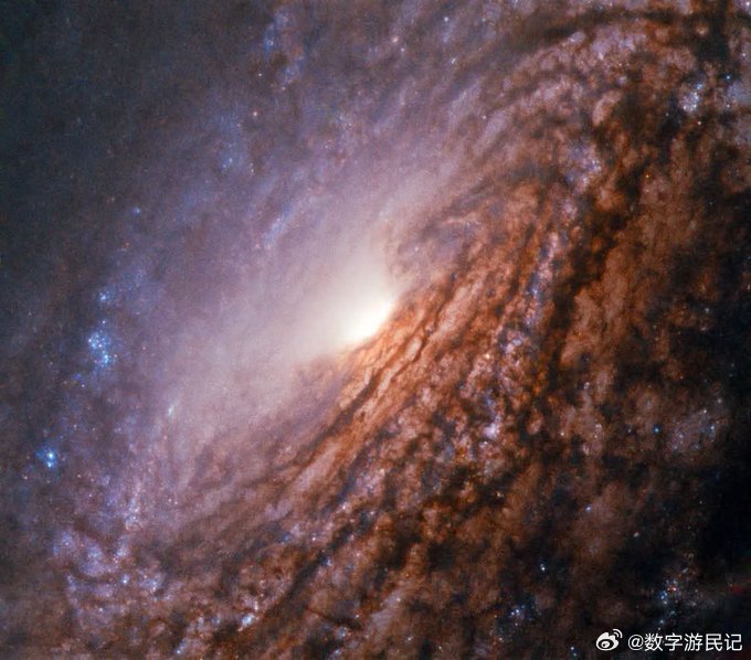 想象一下：我们整个太阳系正漂浮在一个巨大而几乎空荡荡的宇宙空洞——宽达一千光年—