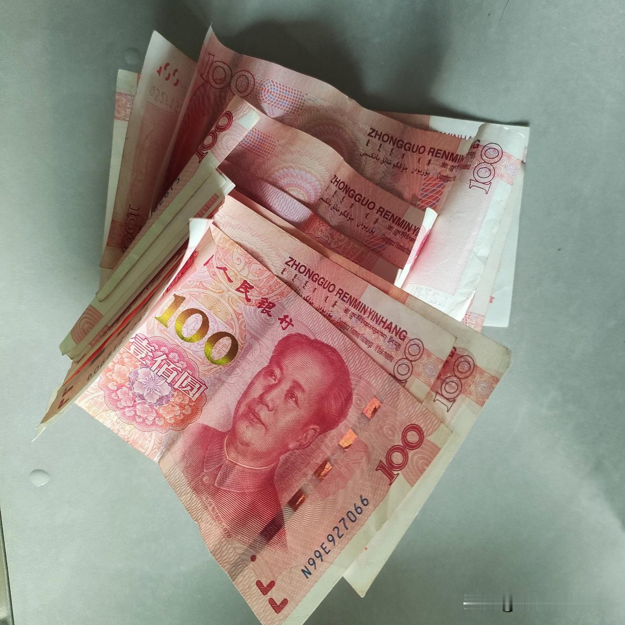 收拾父母的一天！
     我爸总喜欢把睡觉的年轻人喊起来，一辈子都是这样。这两