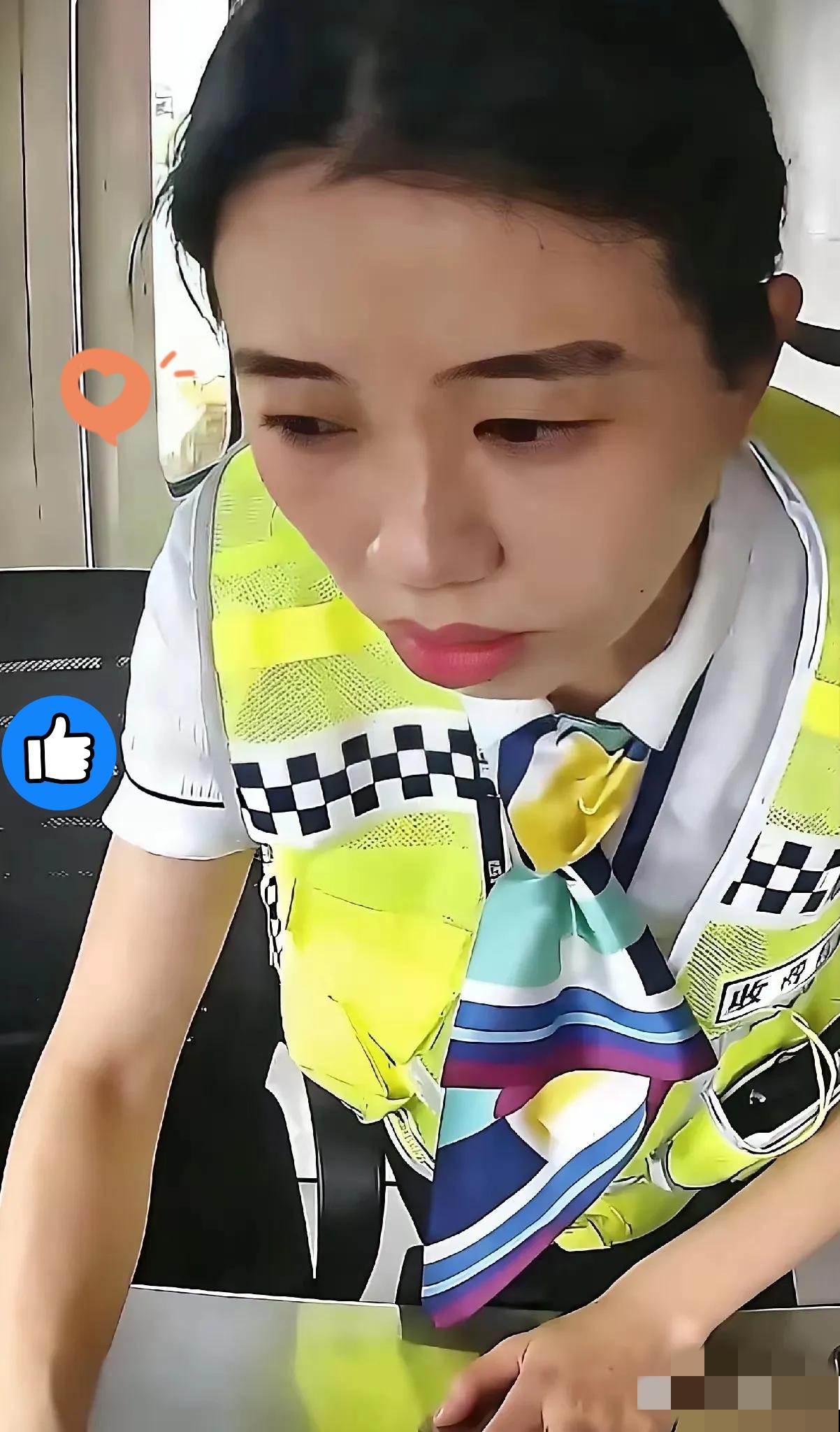 “这个女的火了！”浙江一位女收费员给陌生货车司机垫付1396元通行费，连证件都没