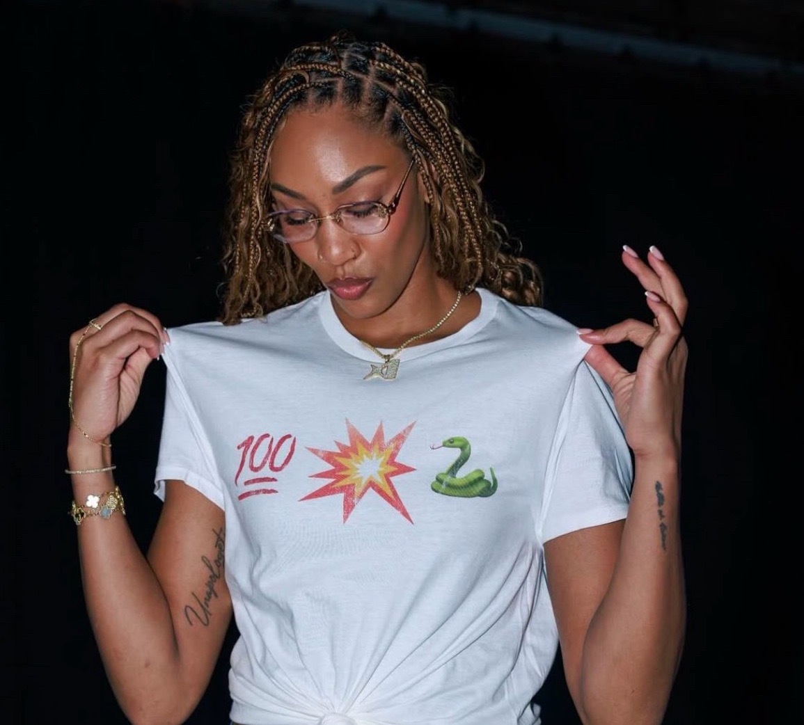 感觉阿贾穿的这件“💯💥🐍”的T恤在美国要被卖爆，还有卫衣版本，有没有想整两