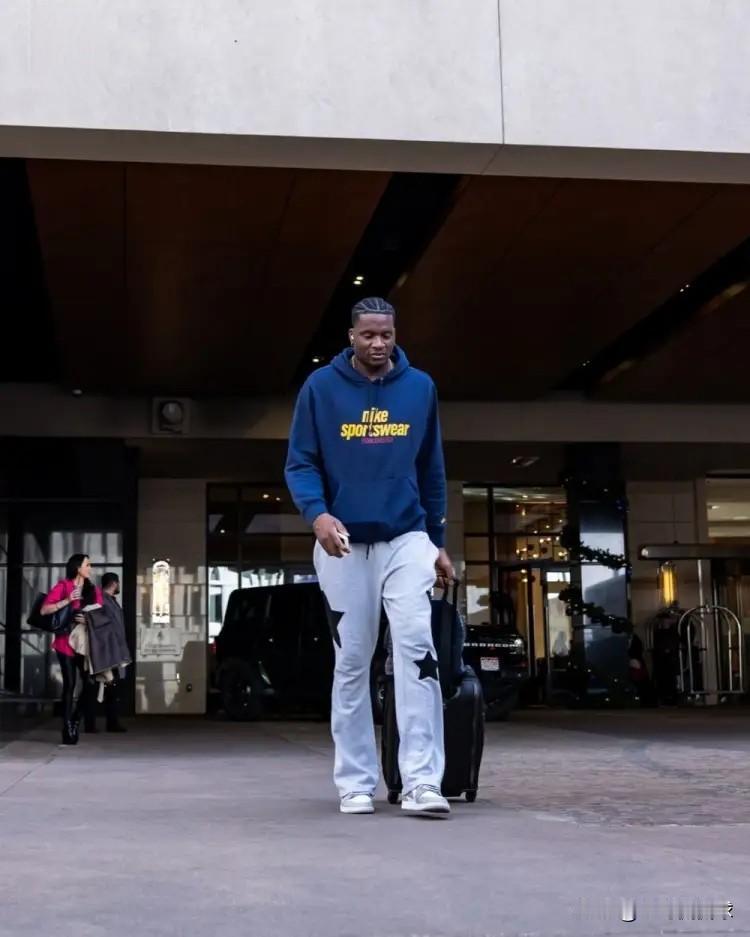 火箭中锋卡佩拉真是太把自己当回事了！在今天火箭主场迎战骑士的上半场比赛中，卡佩拉