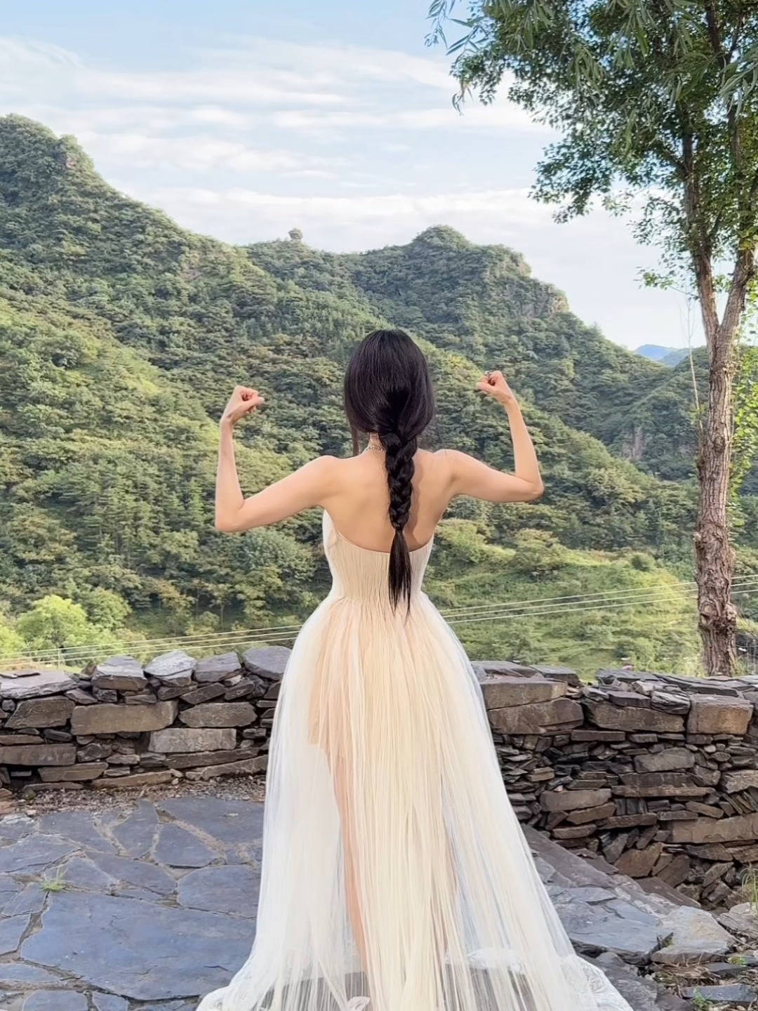 执着于展示自己肱二头肌的杨幂 哈哈哈哈 正面看会更明显 宝贝[喵喵] ​​​
