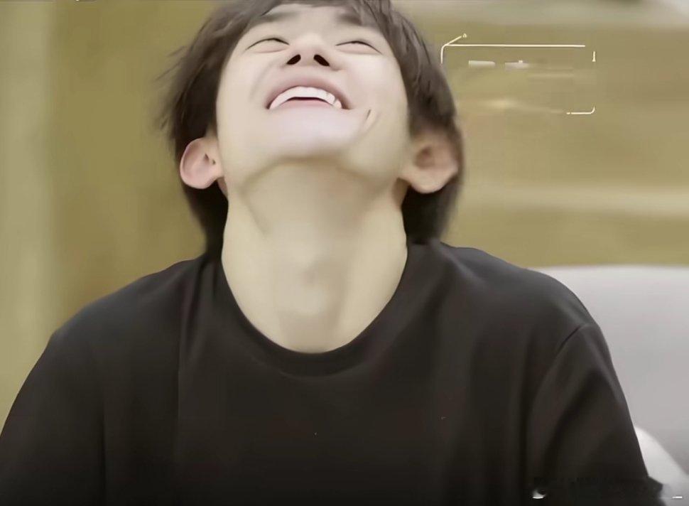 #易烊千玺[超话]# 今天突然发现千玺特别开心笑的时候很喜欢仰头！我自己也试了一