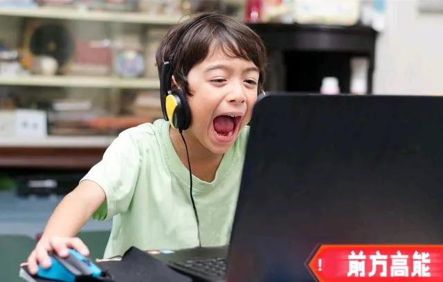 这爱好也太别致了，好小众的开除方式！

第一次看到因为沉迷游戏被双开的领导！

