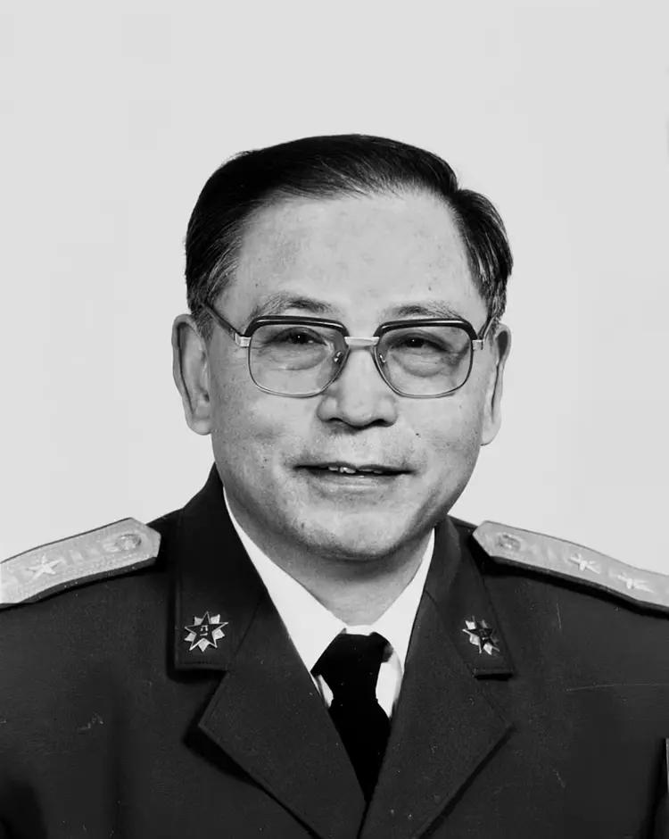 李伦（1927年10月30日—2019年6月25日），原名李润修，出生于安徽省巢
