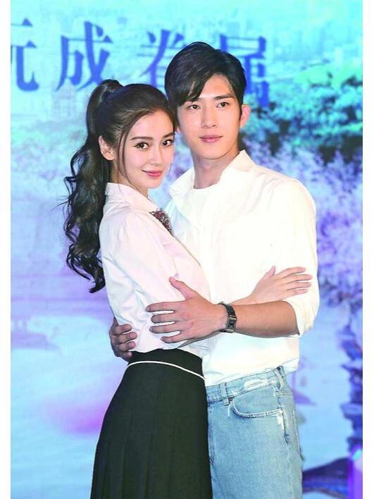 杨颖和井柏然白色衬衣站一起真的很养眼，看上去很搭，男帅女美 ​​​