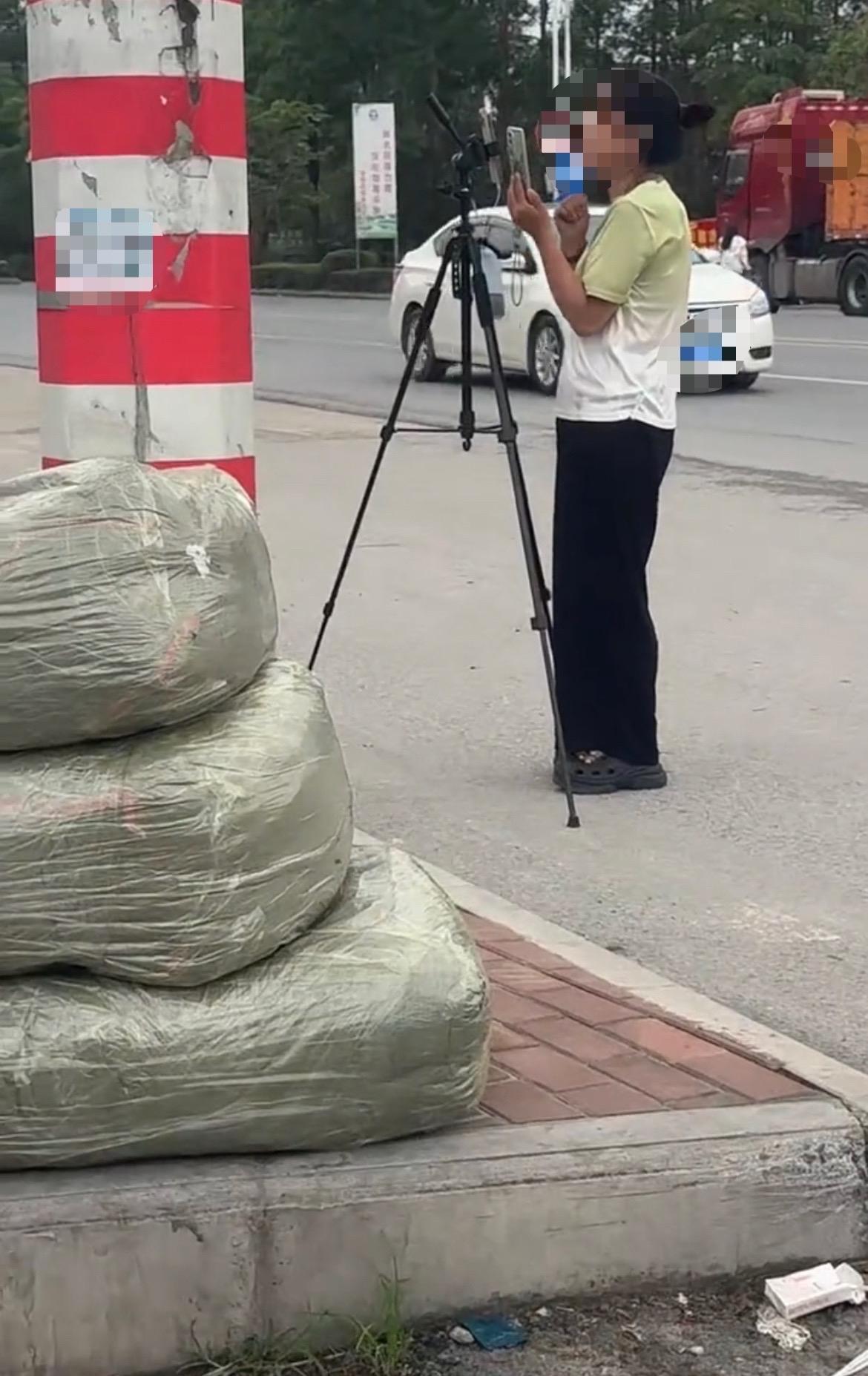 【玉林一女子站到马路上去直播】

4月23日，网友爆料称：玉林市某地的一个红绿灯