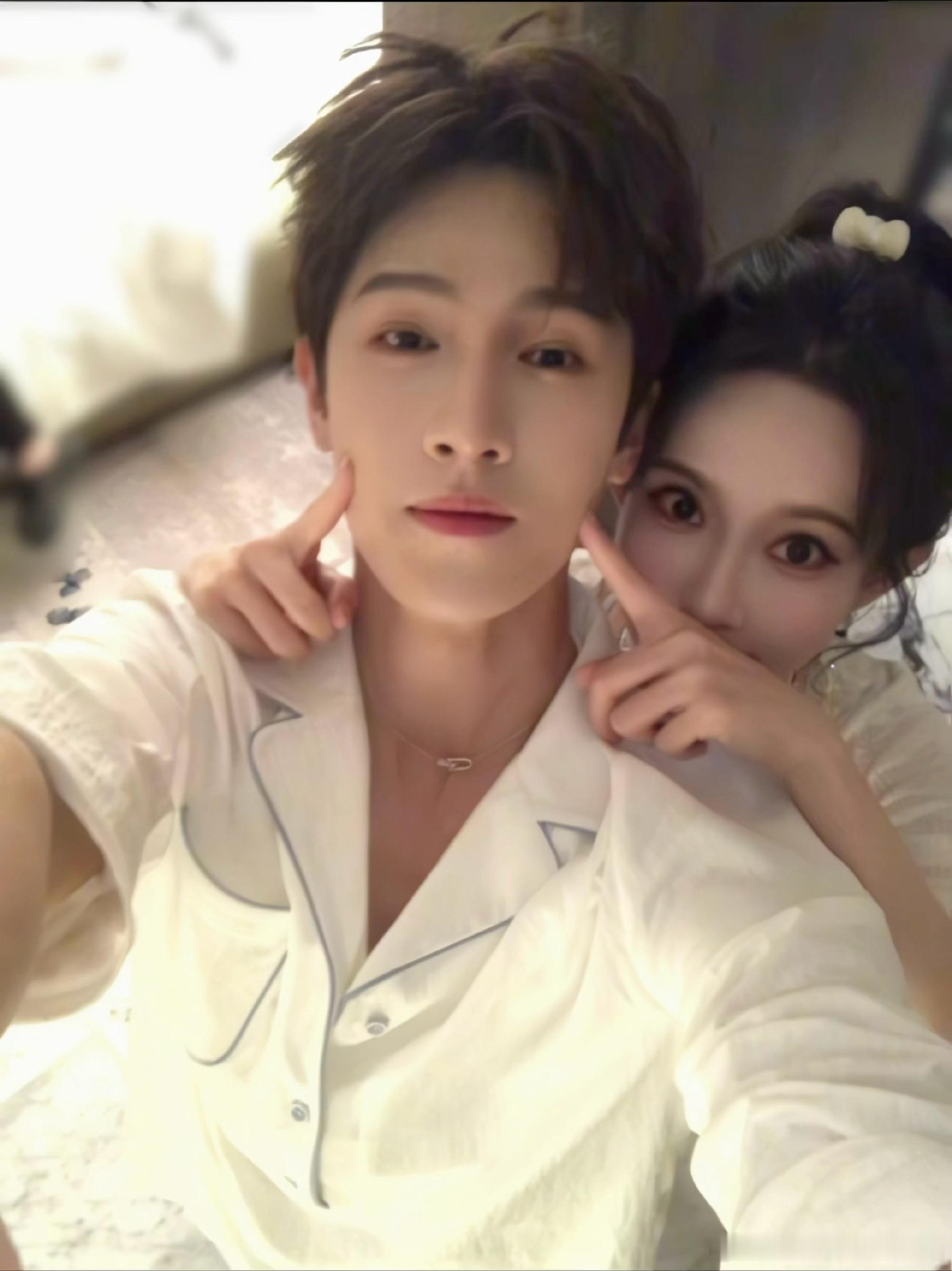 孟子义李昀锐白天避嫌晚上营业这么细的糠也是被吃上了！这回是真的双人自拍，太配了吧