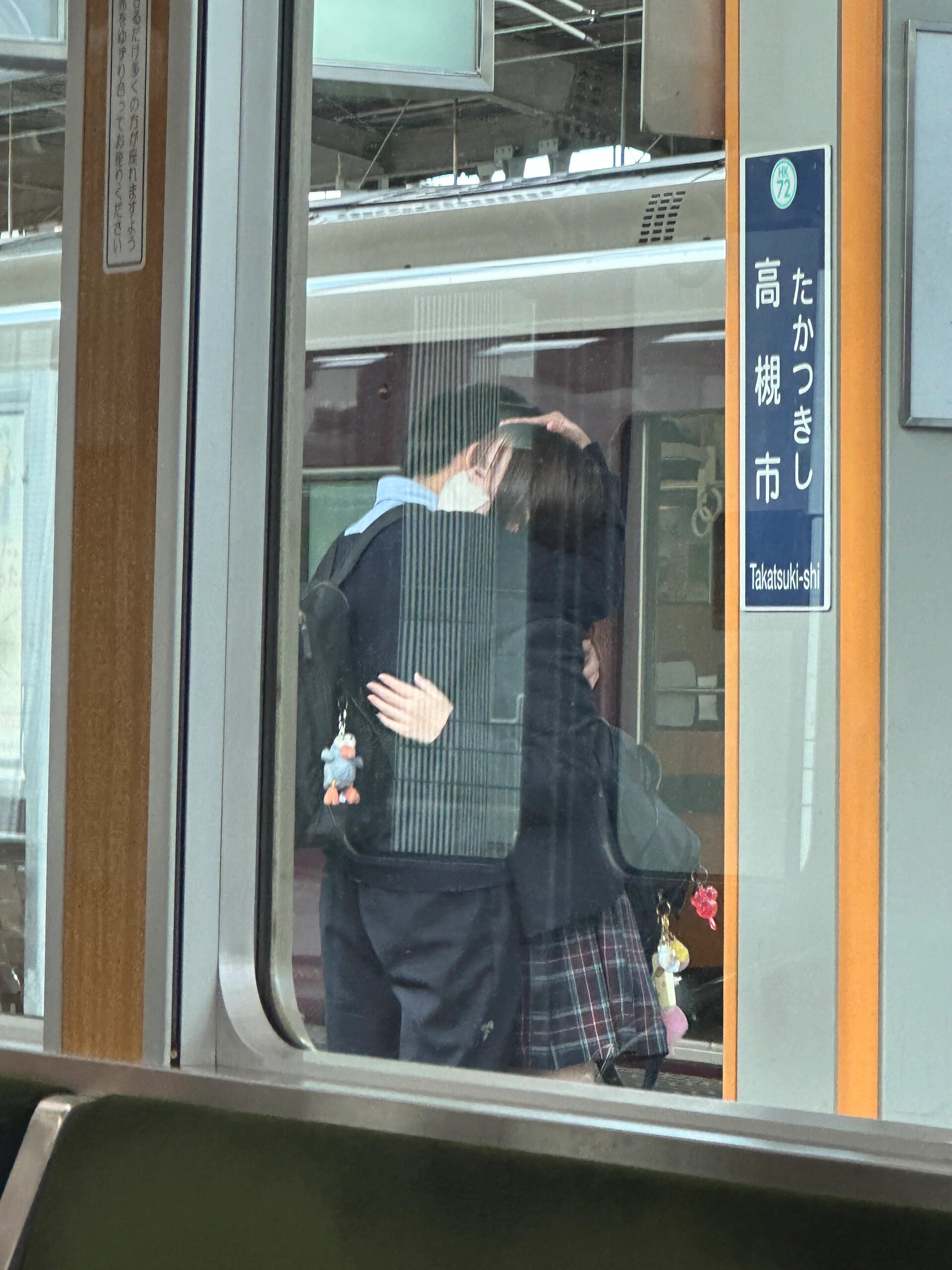 在地铁上看到了日漫里的校园纯爱#v笑年度大赏# ​​​