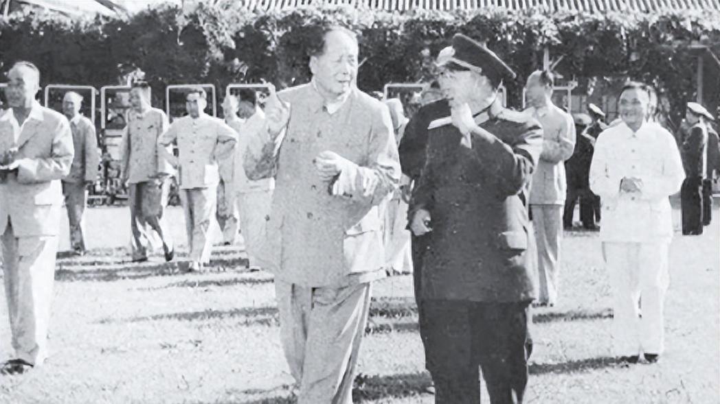 1949年主席追问刘亚楼爱人近况，听到回答后竟忍不住潸然泪下：不准再说这种话
1