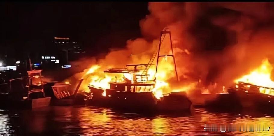 广西侨港深夜火光冲天，万幸无人员伤亡！2025年11月27日21时40分，边贸码
