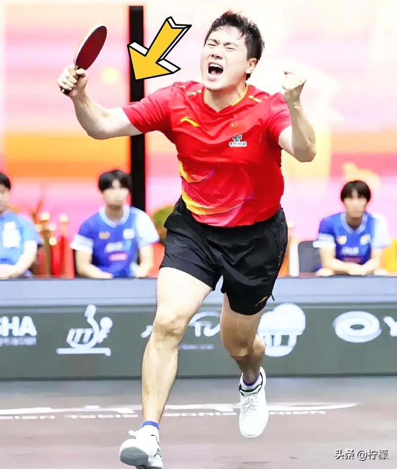 昨天成都封闭集训的世乒赛男队选拔赛，爆出大冷门。

世界排名前五的梁靖昆，0-3