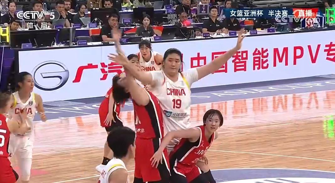 不得不说，小日子打球是真的野，真的难以想象日本队是怎么把男人女人都训练得跟拼命三