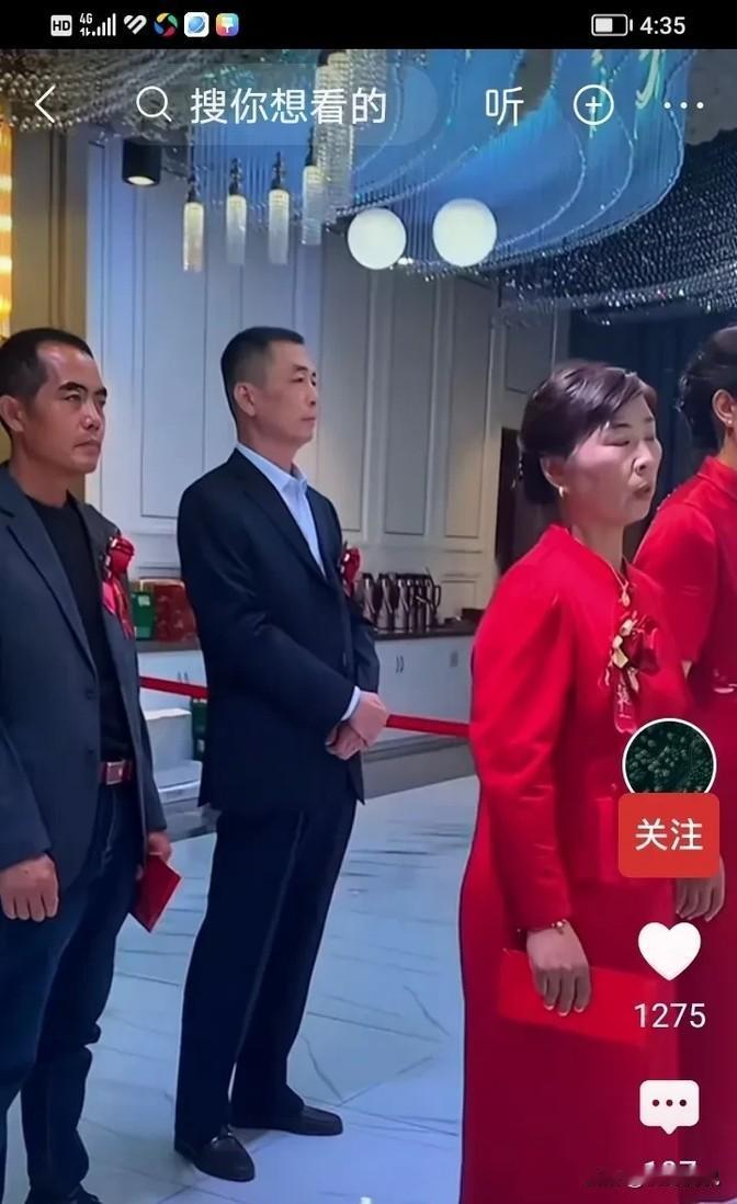 现在养儿子真不容易，随便看看就知道，那边站着的，手里紧握红包，脸上带着几分紧张和