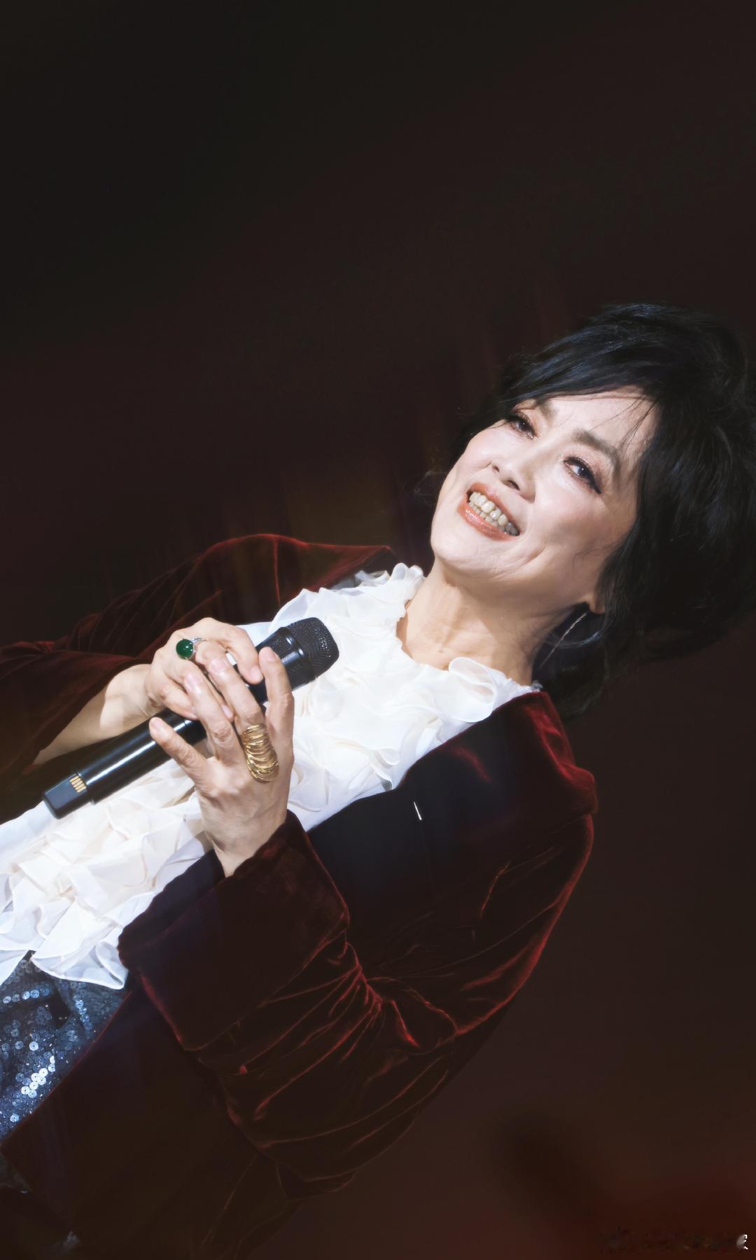 歌手直播齐豫神女吟唱歌手2026直播没有过多修饰，纯粹靠唱功烘托情绪，齐豫一开口