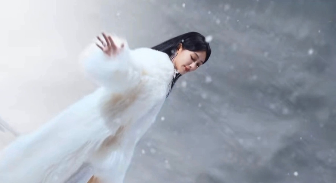 一上来就有惊喜，这套雪景大片拍的甚是美丽🤩，杨紫下雪❄️啦～ 