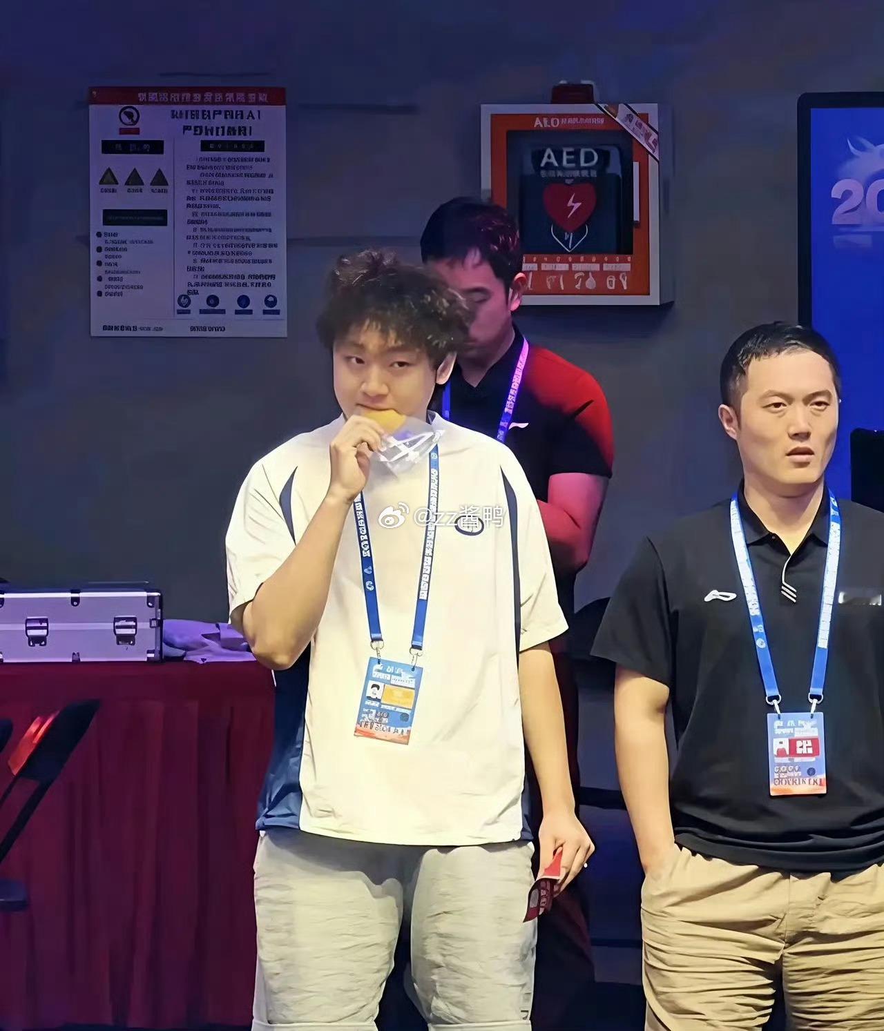 王晨策从赛场上难缠的削球手，到场下默默陪伴的伙伴。曾经在队内赛给一众主力制造巨大