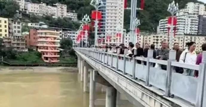 ​名字还在定制西装上，人却没了，想想也是唏嘘不已。

10月9日，陕西旬河的淤泥