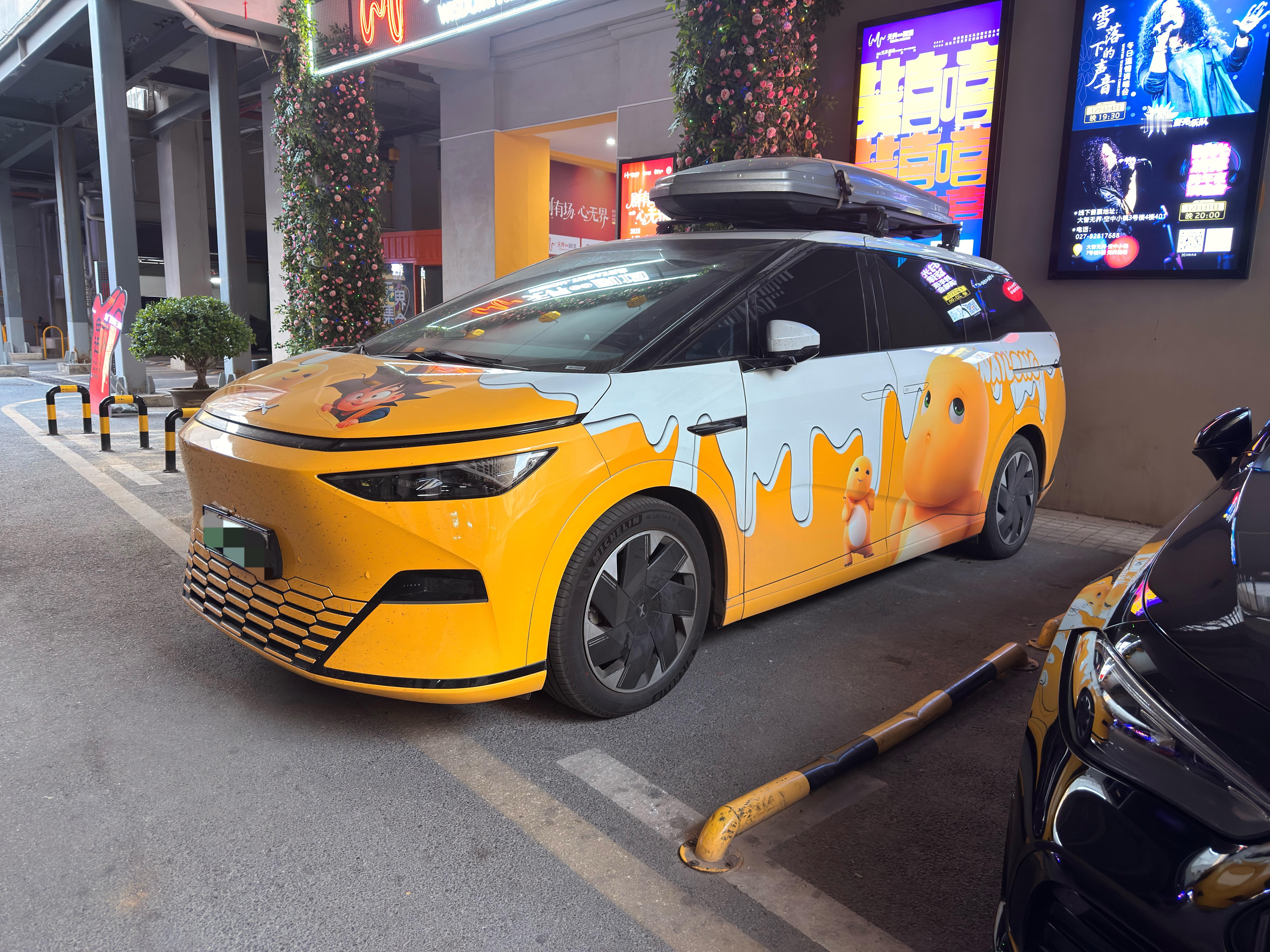 奶爸是不是都喜欢把自己的车贴上卡通人物