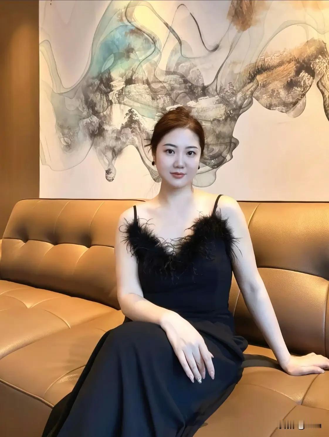 优雅黑裙，气质满分，尽显都市女性魅力！