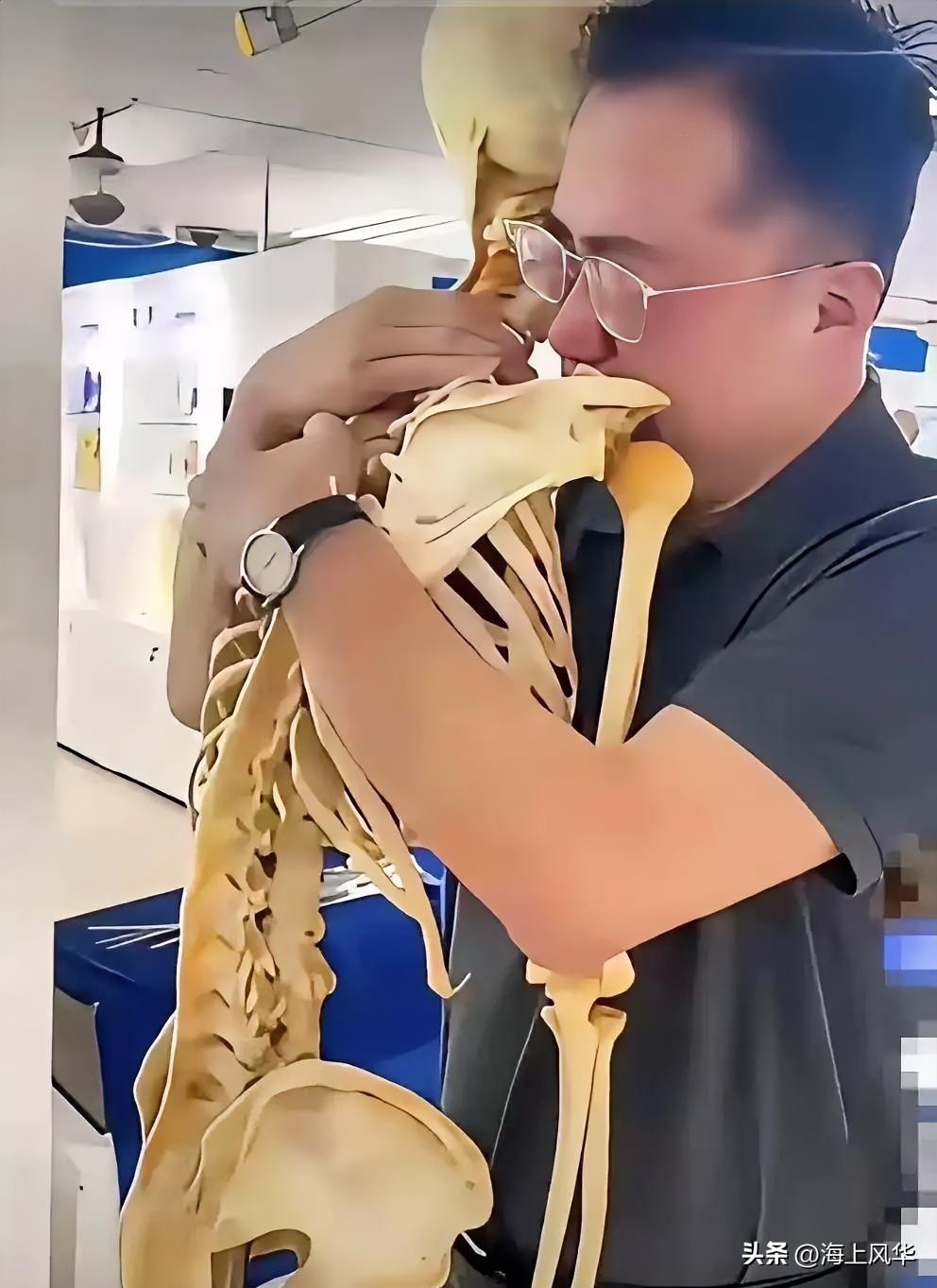 我看哭了！一名中年男子抱着一架骨骼哭的不能自已，这可是大体老师呀，他为什么哭？原