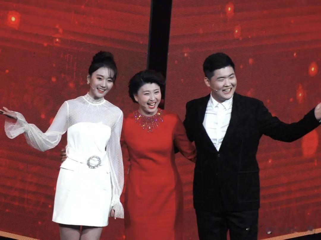 闫学晶这次道歉还挺让人感慨的。她在直播说儿子拍戏挣几十万都负担不了家庭开支，被网