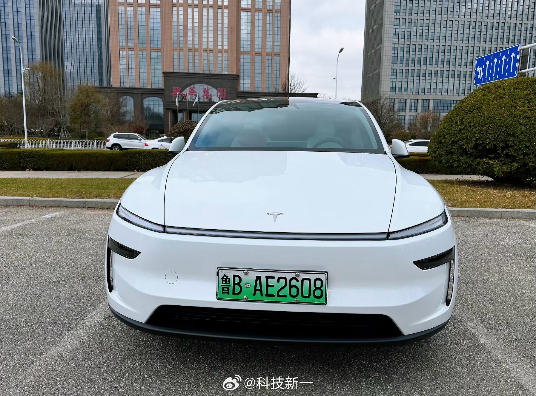 特斯拉Model Y真的好奇怪，它是我所有车里内饰最简陋的，智驾最差的（没推FS