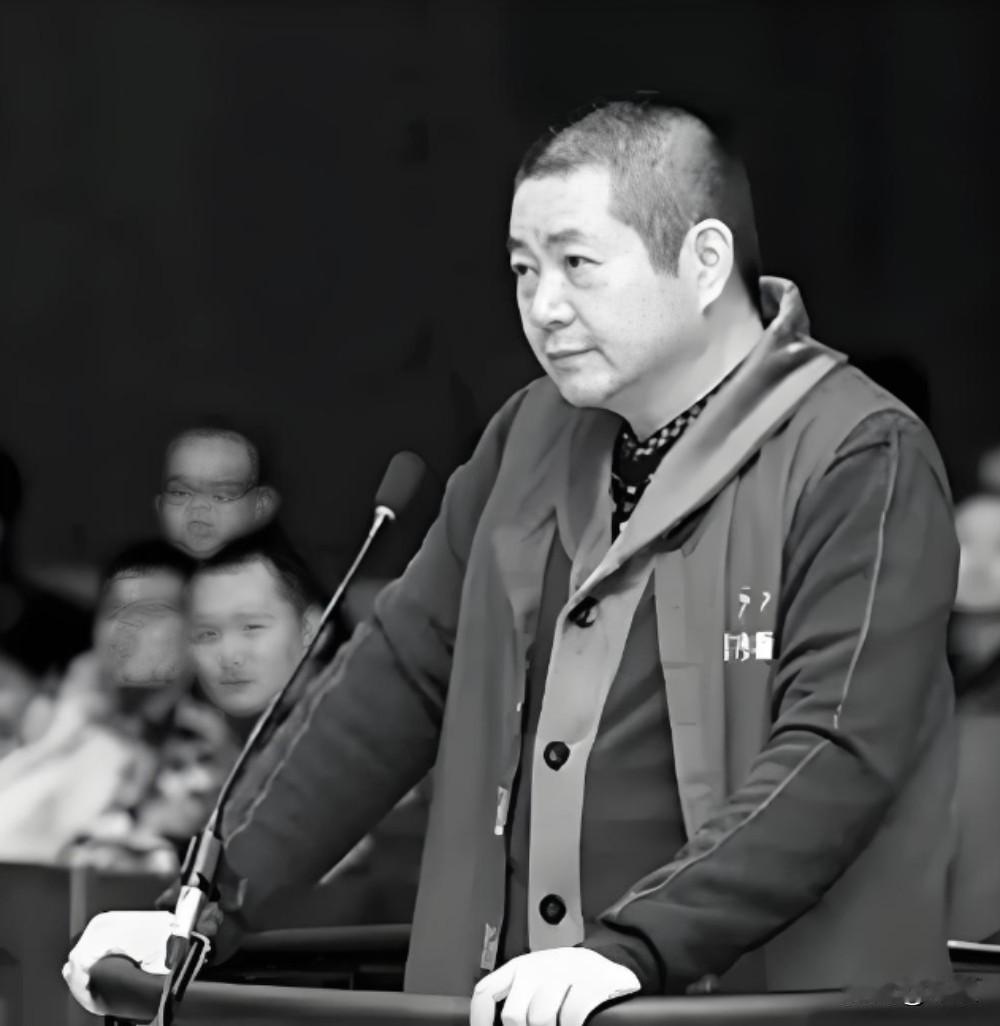 “你敢信吗？一个背负滔天血债的人，面对受害者惨状，脸上竟无丝毫愧疚！”2012年
