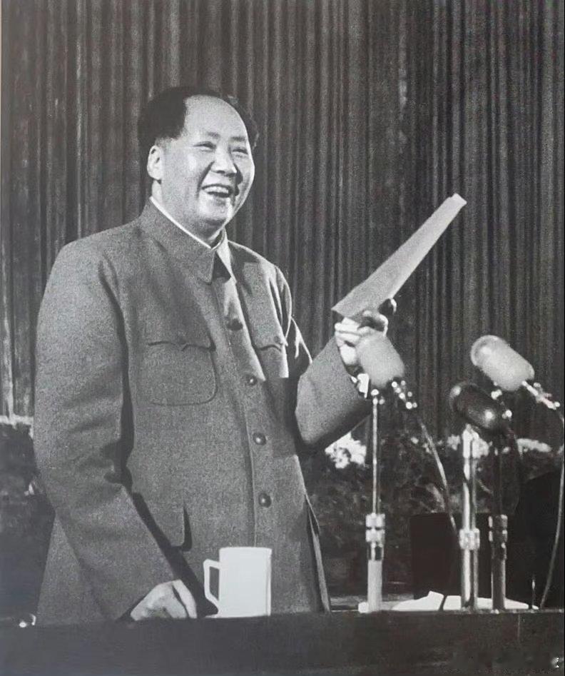 今天是毛主席逝世50周年他是新中国的缔造者，一生为人民谋幸福，为民族谋复兴。人民