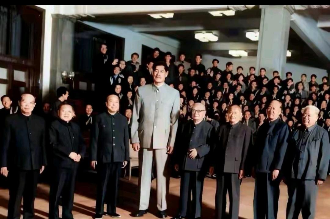 五十岁以上的都应该认识站在领导中间的高个子男人，您知道他是谁干什么的吗？