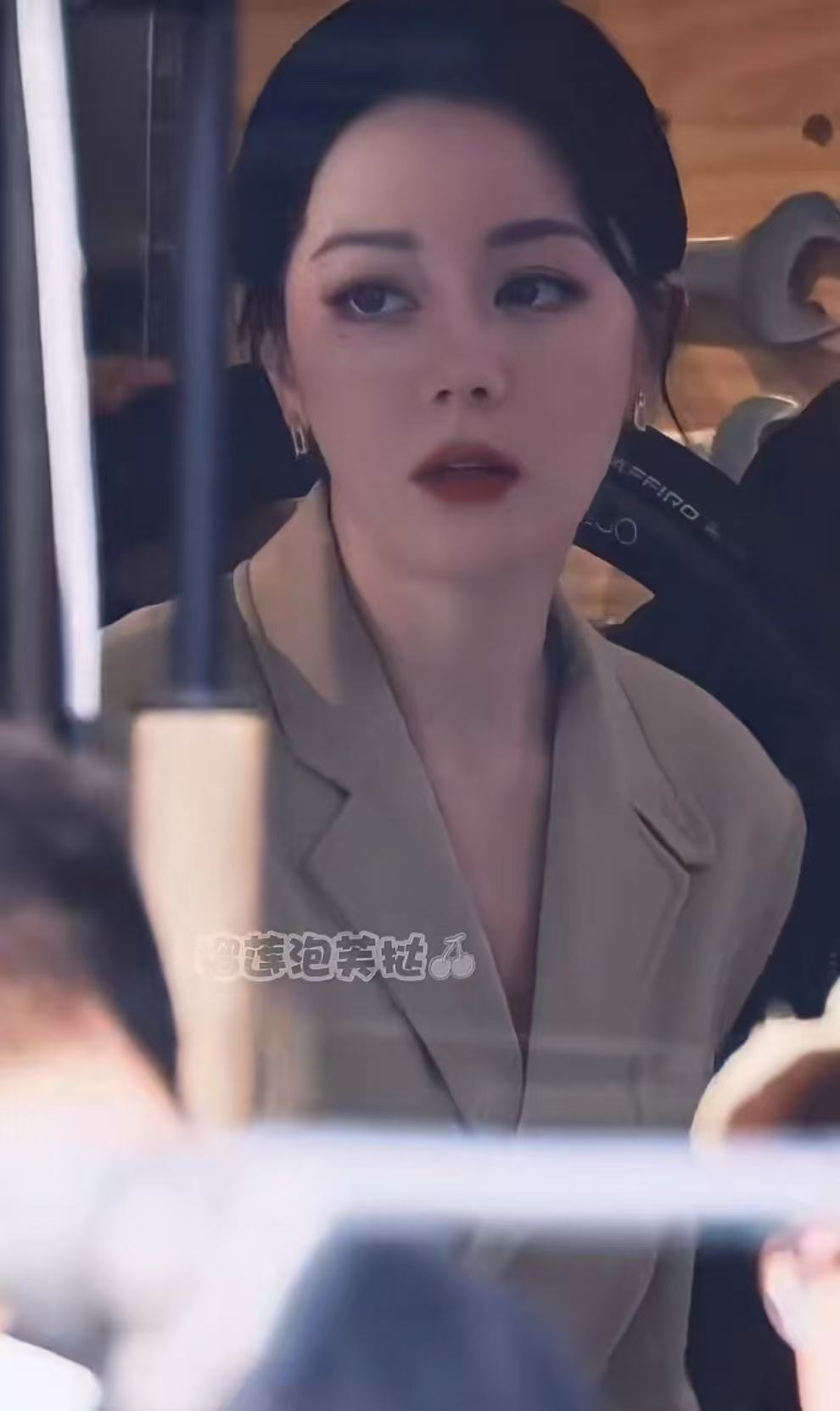 迪丽热巴卫蓝米色西装路透迪丽热巴卫蓝米色西装棕裙路透啊啊啊啊啊迪丽热巴今天太美了