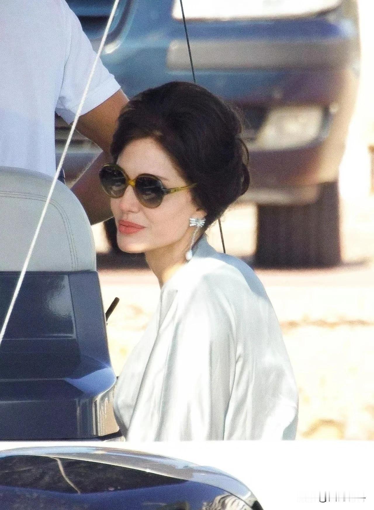 安吉丽娜朱莉最新街拍！
在传记片《Maria》的拍摄现场见到了安吉的身影！
女神