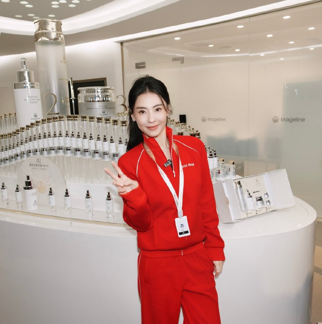 办公室被张柏芝美貌暴击 张柏芝扫楼名场面实锤！领工牌的样子又认真又可爱～ 发礼包