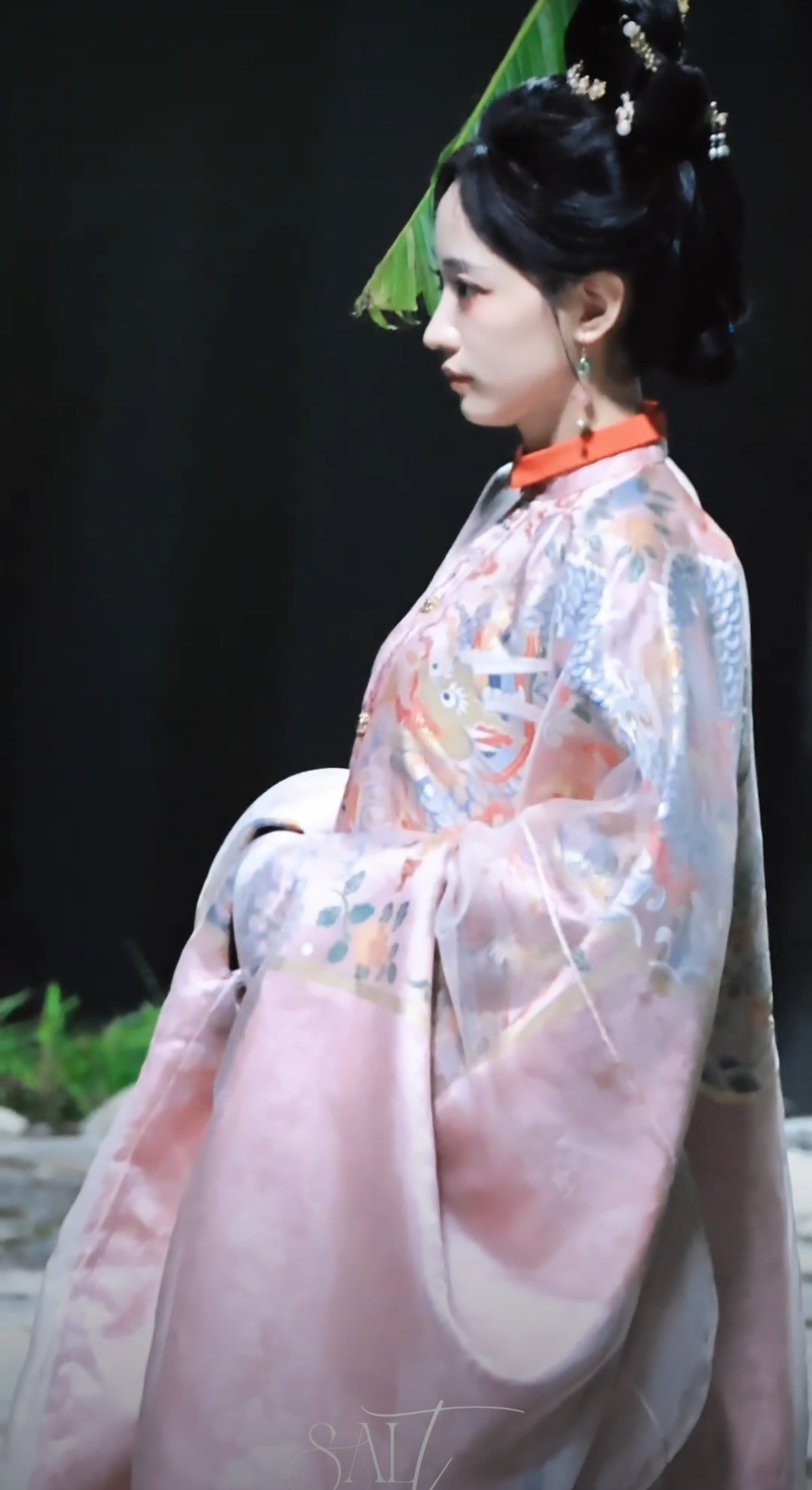黄婷婷这套也挺好看的，要是没有这层纱感觉更能突显面料，加上纱感觉肩颈那一块很局促