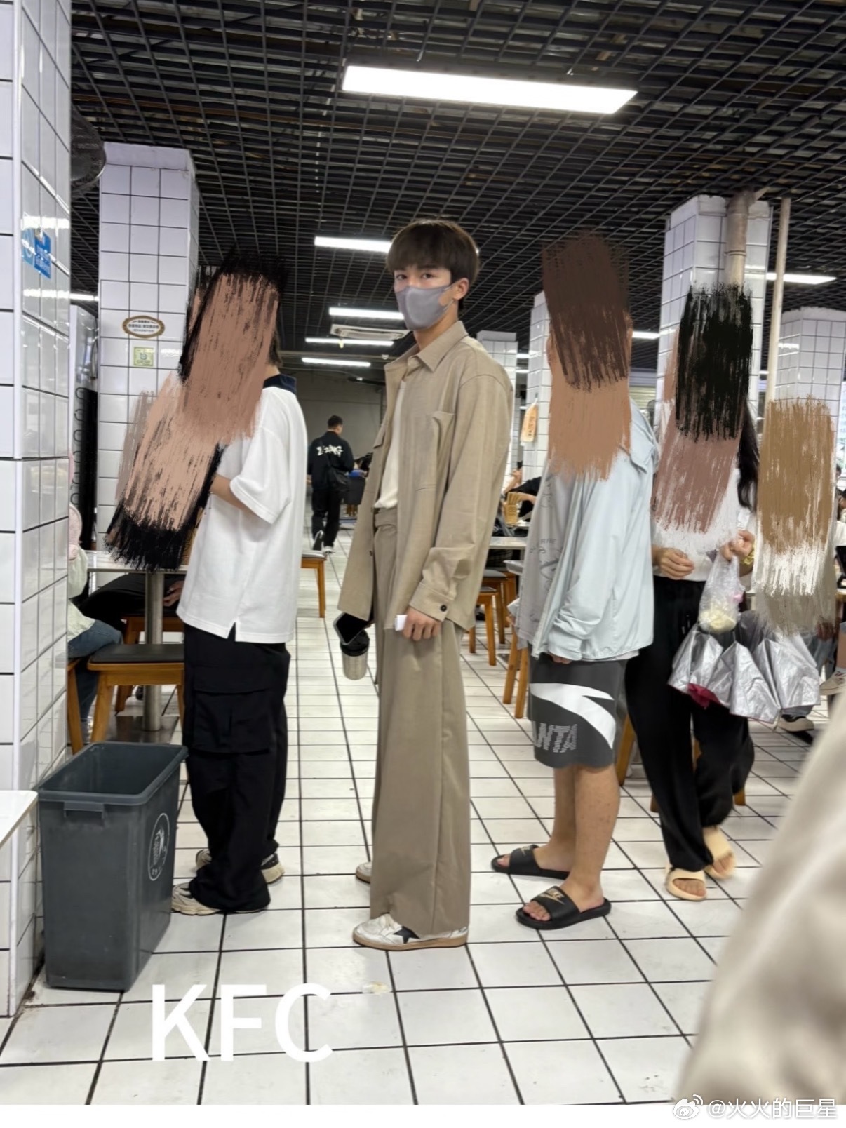 好接地气哈哈哈哈哈哈偶遇王星越逛早市偶遇王星越排队嗦粉 ​​​