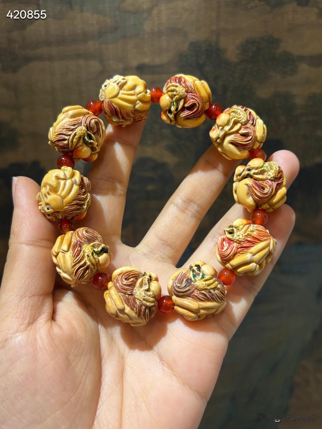 牙雕马上封侯手串，立体雕刻工艺，细腻圆润，刻画逼真，佩戴大气上档次！
尺寸：20