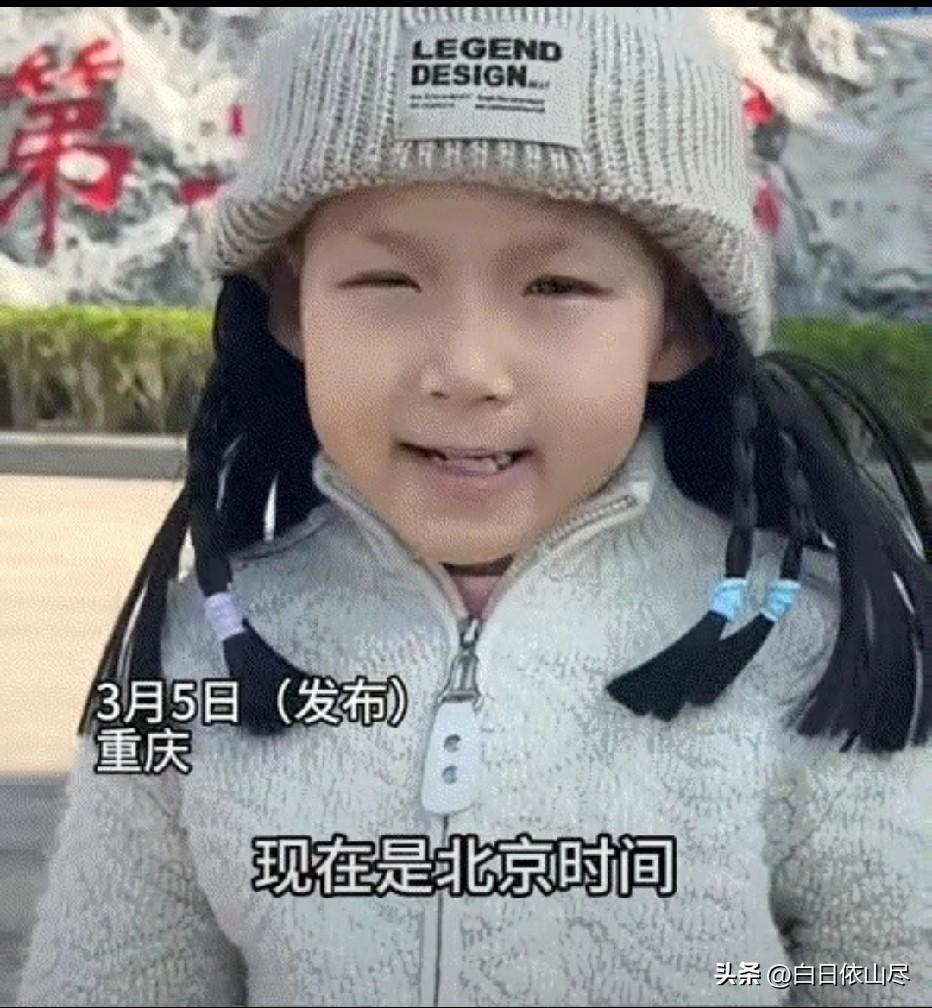 看哭了。重庆，一患癌小女孩去医院复查后结果不好，妈妈为了让孩子开心一点，便谎称她