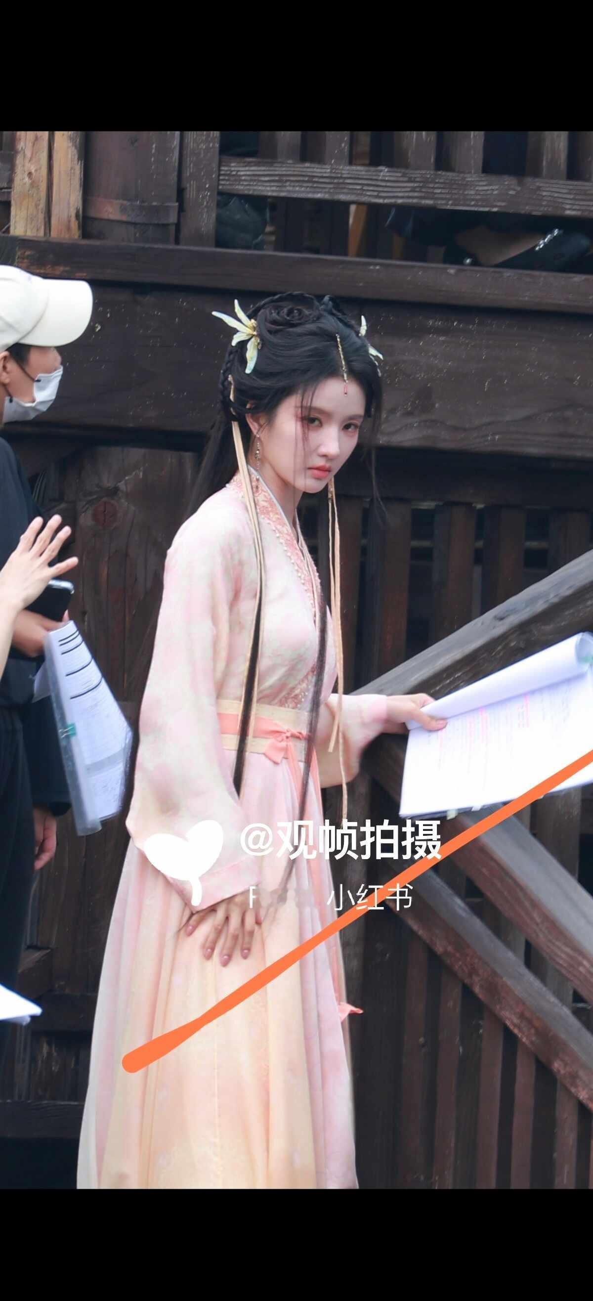 这身古装也太仙了吧！
刘些宁