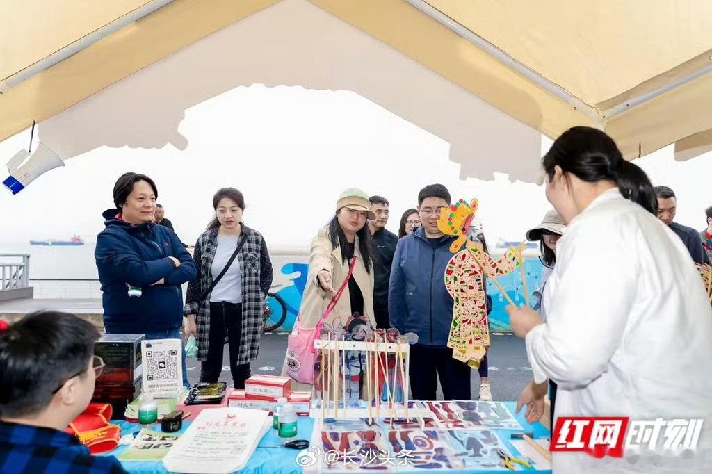 【湘潭非遗惊艳上海滩】在“五一”假期的上海长滩潮“邮”嘉年华非遗市集上，湘潭市六